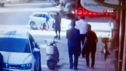 Bisikletli gençlerin kazası kamerada; 2 yaralı