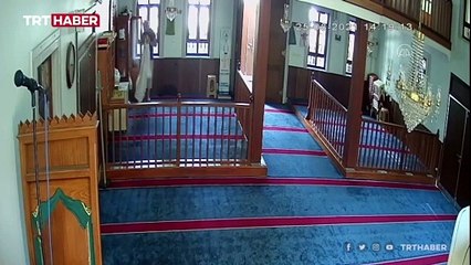 Camiden imamın cübbesi ve sarığı çalındı