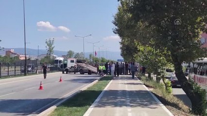 Takla atan hafif ticari araçtaki iki kişi yaralanırken yolun bir kısmı trafiğe kapandı