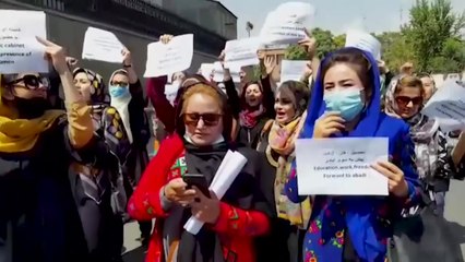 "아프간 탈출 위해 억지 결혼"...탈레반, 여성시위대에 최루탄 / YTN