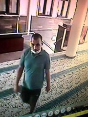 Camiden sarık ve cübbeleri kendisinin gibi alıp böyle götürdü