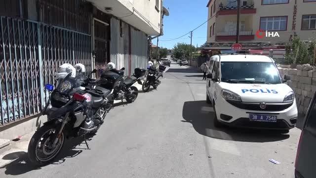 Eşini ve çocuklarını yakmak isteyen şahsı polis engelledi