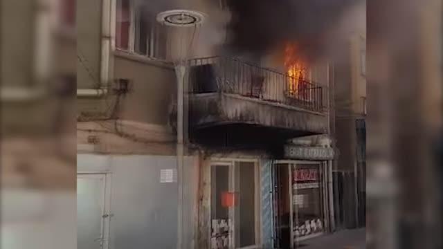 İtfaiye eri, alevlerin arasından kurtardığı yaşlı adamı sırtında taşıdı