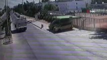 Son dakika! Scooter sürücüsü kadına kamyon çarptı, yaşanan feci kaza kameraya böyle yansıdı
