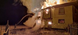 Bolu'da 2 katlı ahşap ev ve ahır alev alev yandı