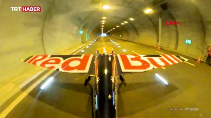 Tünellerin içinden uçakla geçti