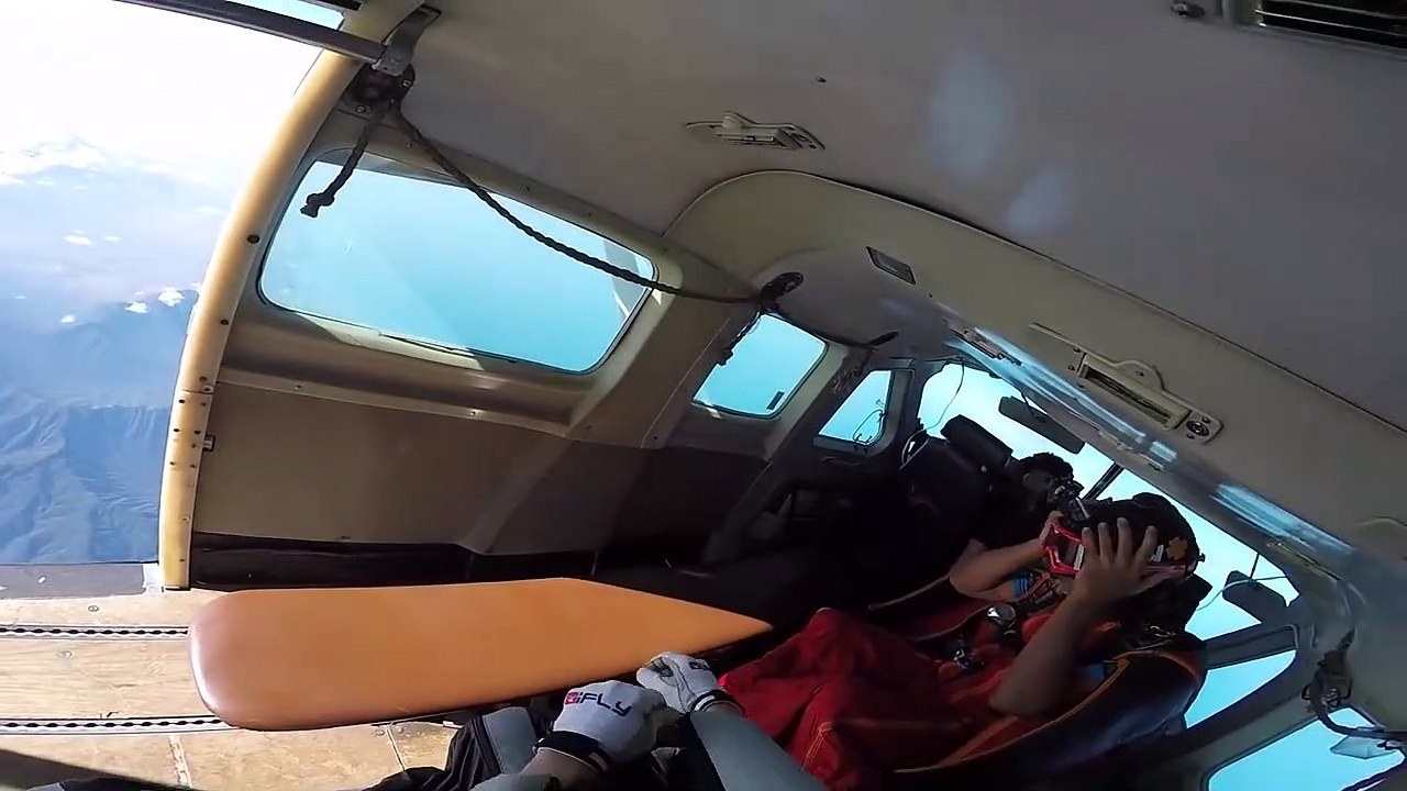 Keren Terjun dengan Wingsuit dari Ketinggian 20,000ft