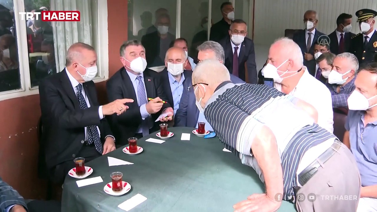 Cumhurbaşkanı Erdoğan vatandaşlarla mahalle kıraathanesinde çay içti
