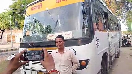 जीत की खुशी में हमलावर हुए समर्थकों ने तोड़ डाले रोडवेज बस के कांच