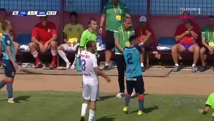 L'entraineur vient tacler un joueur en plein match... Carton rouge