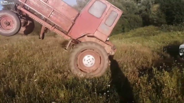 Remorquer une voiture avec un vieux tracteur... Mauvaise idée