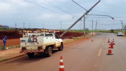 Após colisão, poste de iluminação pública fica parcialmente caído no Gralha Azul