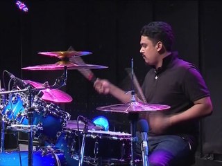 Koi paibi omullo roton mayer moton.Bappy close up1 star with guitarist mac manik.Studio live performance.