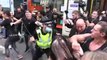La policía de Londres tiende una emboscada a los manifestantes contra las restricciones y pasa esto...