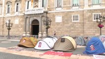 Representantes del ocio nocturno cumplen su tercer día de huelga de hambre acampados frente a la Generalitat