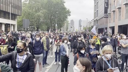 Almanya'da binlerce kişi sosyal adaletsizlik ve ırkçılığı protesto etti