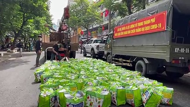 Đội thiện nguyện dùng cần cẩu chuyển quà cho bà con Sài Gòn