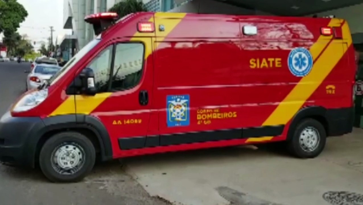 Idosa cai no interior de residência, sofre luxação em joelho e é socorrida pelo Siate