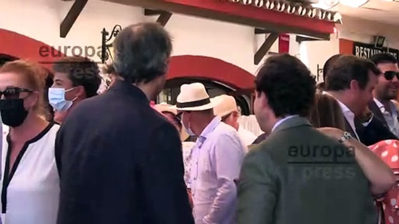 Eugenia Martínez de Irujo y Narcis esperan en un bar el inicio de la Corrida de Toros de Goyesca