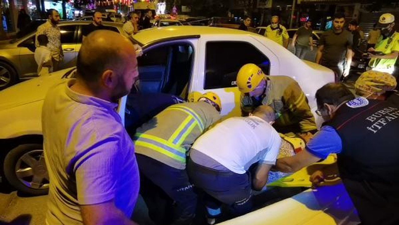 Son dakika haberleri... Polisten kaçan alkollü sürücü kazaya neden oldu, hastanede gözaltına alındı: 2 yaralı