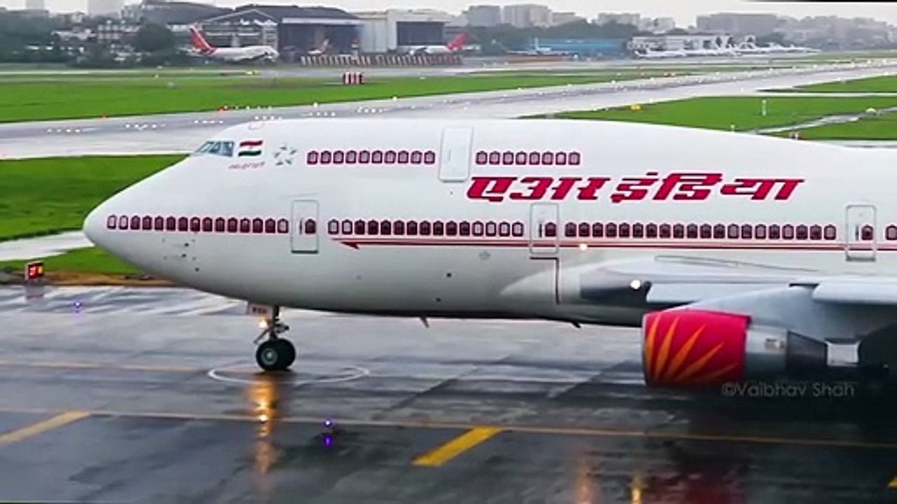 15.25 years Old Air India Boeing 747-400 Wet Runway Takeoff from Mumbai Airport_Trim
