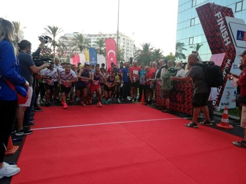9 Eylül İzmir Yarı Maratonu, rekor katılımla başladı