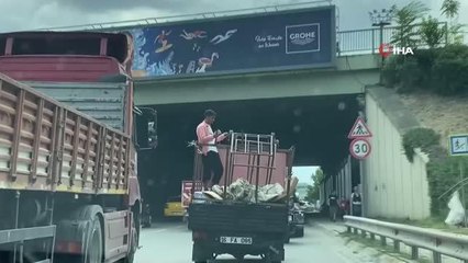 Kadıköy'de açık kasa kamyonette tehlikeli yolculuk kamerada