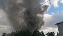 İstanbul'da kauçuk üretimi yapan fabrikada yangın! Ekipler alevlere müdahale ediyor