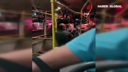 Otobüste gençlerin tekmeli kavgası kamerada