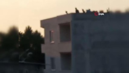 Son dakika haber | Düğün magandalarının uzun namlulu silahlarla havaya ateş açtığı anlar kamerada
