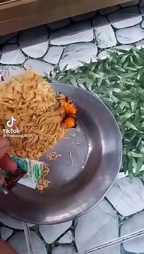 Trào lưu đốt mì để chứng minh bên trong cho nhựa: Chuyên gia lên tiếng