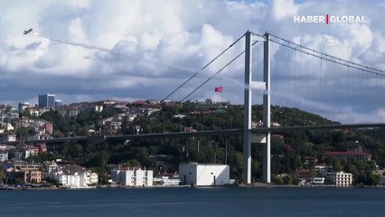 Rekortmen pilot kutlamasını İstanbul Boğazı şovuyla yaptı