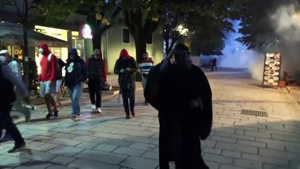 Télécharger la video: Montenegro, tensioni Polizia-manifestanti per la presentazione del capo della Chiesa serbo-ortodossa