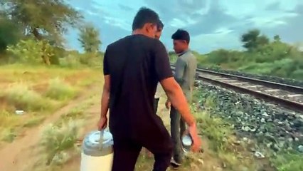 Spending Full Horror Night On Railway Track  - यहाँ पहले 6 लोग मर गए || Experiment King ||_360P