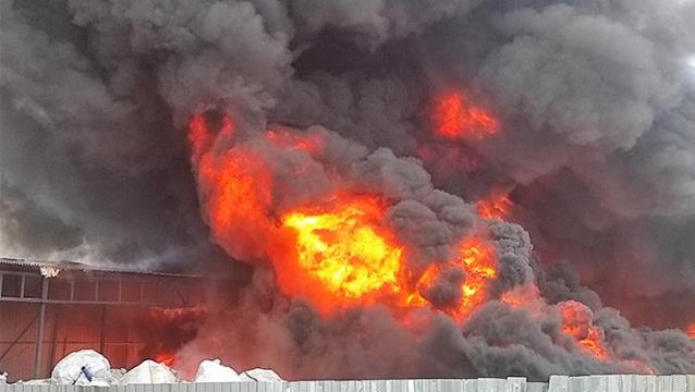 Geri dönüşüm tesisinde yangın! Yan tesise de sıçrayana alevler kontrol altına alındı