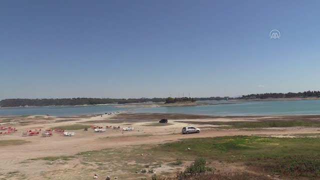 Son dakika haberleri | Baraj gölünde sular çekilince adaya giden yürüyüş yolu ortaya çıktı