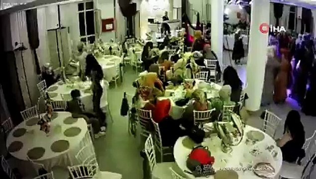Düğünde hırsızlık: Biri oynadı, diğeri çanta çaldı