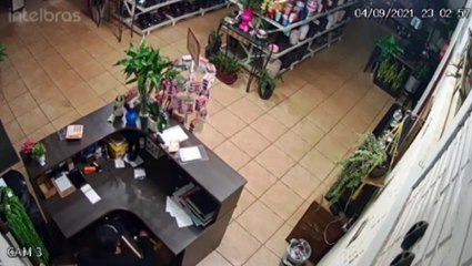 Vídeo mostra ladrão invadindo empresa no Bairro Neva e levando notebook Acer