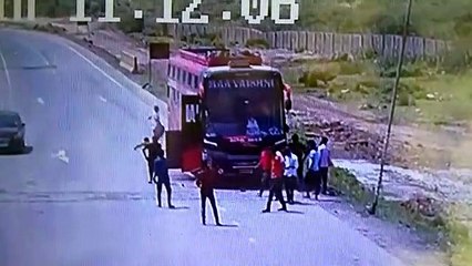 चलती बस में लगी आग, खिड़कियों से कूदे यात्री