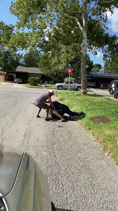Witness Helps Officer Arrest Resisting Suspect