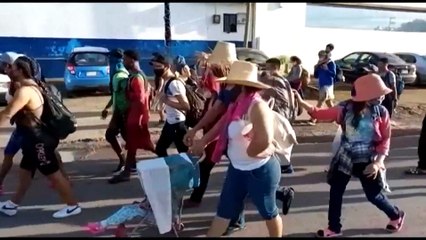 Mais uma caravana de migrantes travada no México
