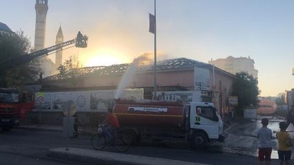 Son dakika haberleri... DİYARBAKIR'DA İNŞAATI DEVAM EDEN CAMİNİN AVLUSUNDA YANGIN