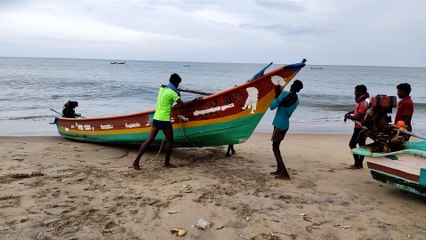 How boats are placing in sea, villagers are lifting boats, how boats are carrying to sea,Andhrapradesh sea life, #sea #boats