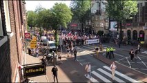 AMSTERDAM - Hollanda'da binlerce gösterici aşı zorunluluğunu ve Kovid-19 önlemlerini protesto etti