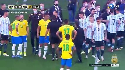 السلطات الصحية تقتحم قمة البرازيل ضد الأرجنتين وتوقف المباراة.. فيديو