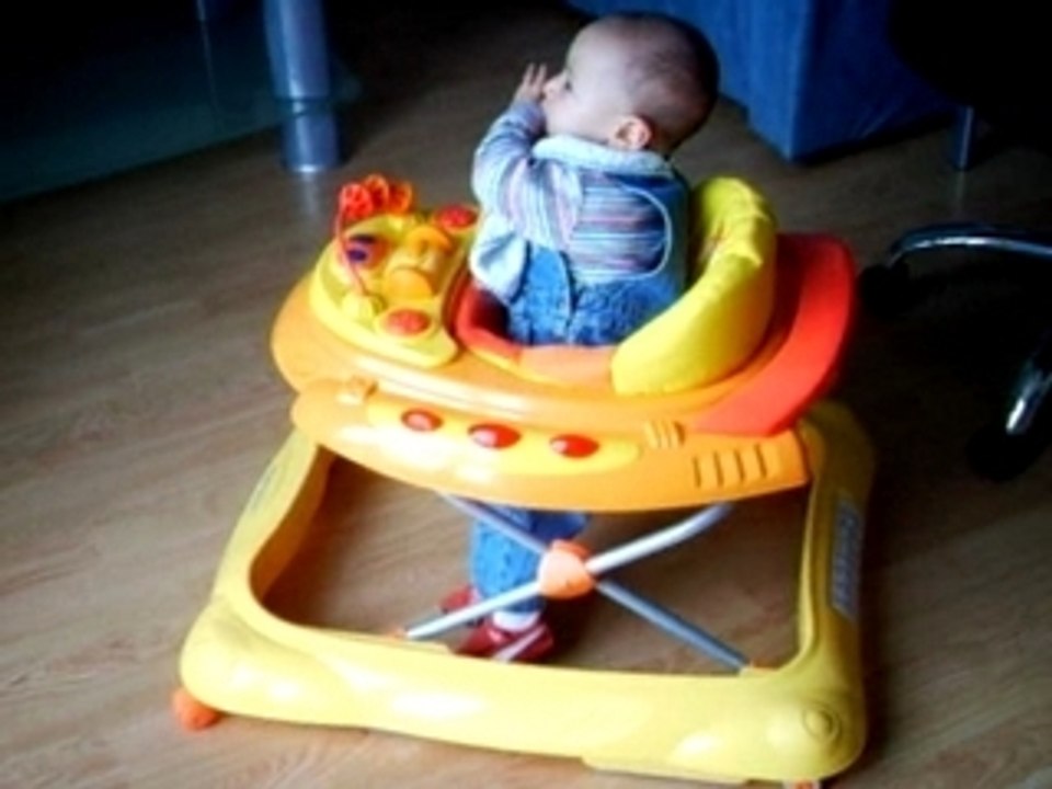 yanis dans le trotteur