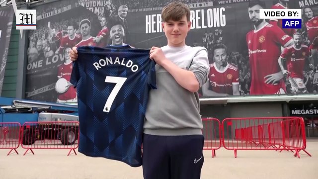 Manchester United fans rush to buy Cristiano Ronaldo shirts