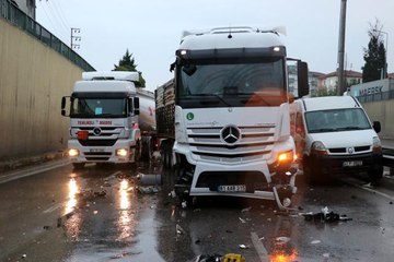 Kayganlaşan yolda 17 araç birbirine girdi: 4 yaralı