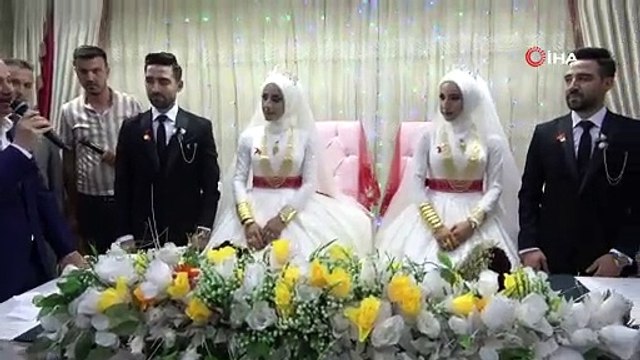 İkiz erkek kardeşler, ikiz kız kardeşler ile aynı düğünde evlendi