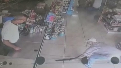 Kendisini evden çıkarmak isteyen kardeşini vurdu
